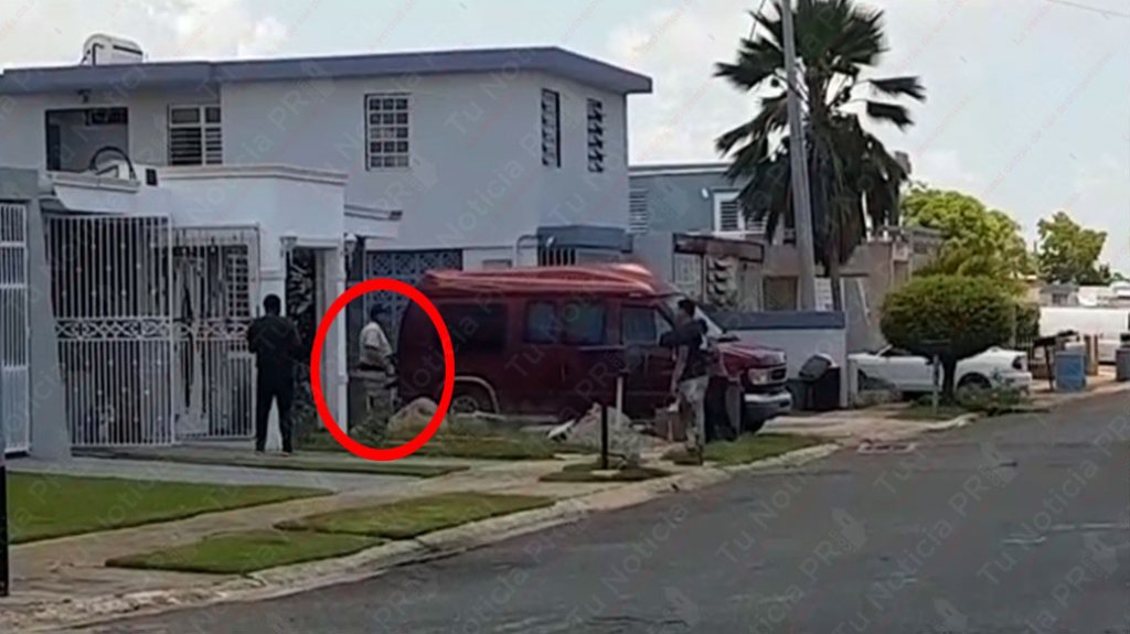  En video: Hombre en Levittown discut&iacute;a con su hijo, sac&oacute; un rifle le dispara para asustarlo y le da al vecino 
