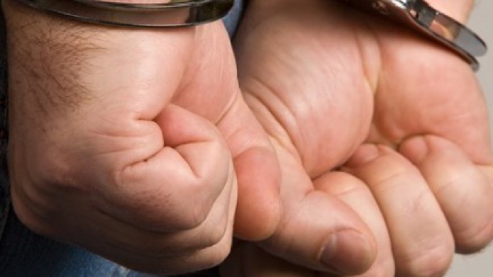 DueÃ±o de farmacia provoca que arresten un hombre por un perfume y luego no tiene interÃ©s   