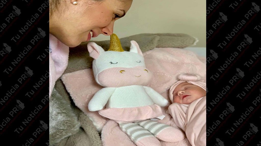  Periodista Yulianna Vargas presenta a su hija Anna Victoria 