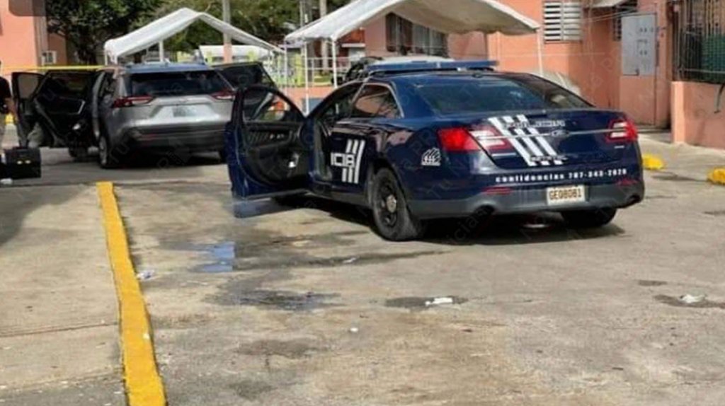  Escena dentro de Vista hermosa, el veh&iacute;culo que detuvo el agente tiroteado anoche 