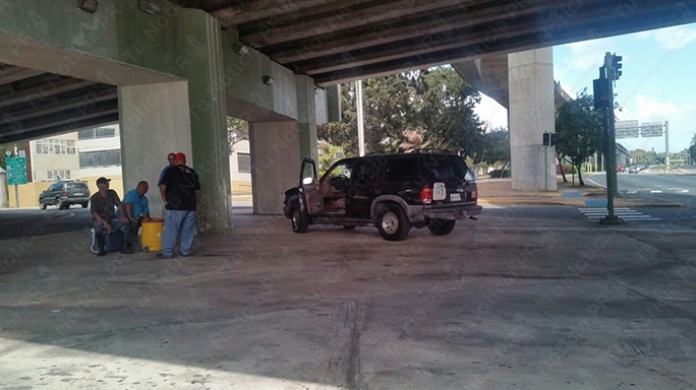 Fotos: Captan empleados del municipio de Bayamón dándose la cerveza en horas laborables y vehículo oficial 