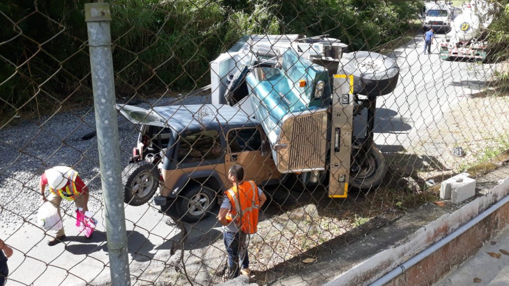  Accidente con cami&oacute;n volcado en Trujillo Alto 