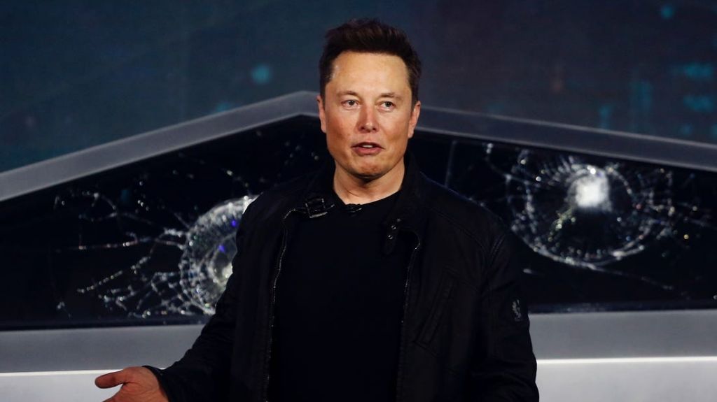  FOTO: Elon Musk reparaba su auto con art&iacute;culos de chatarrer&iacute;a en 1995 