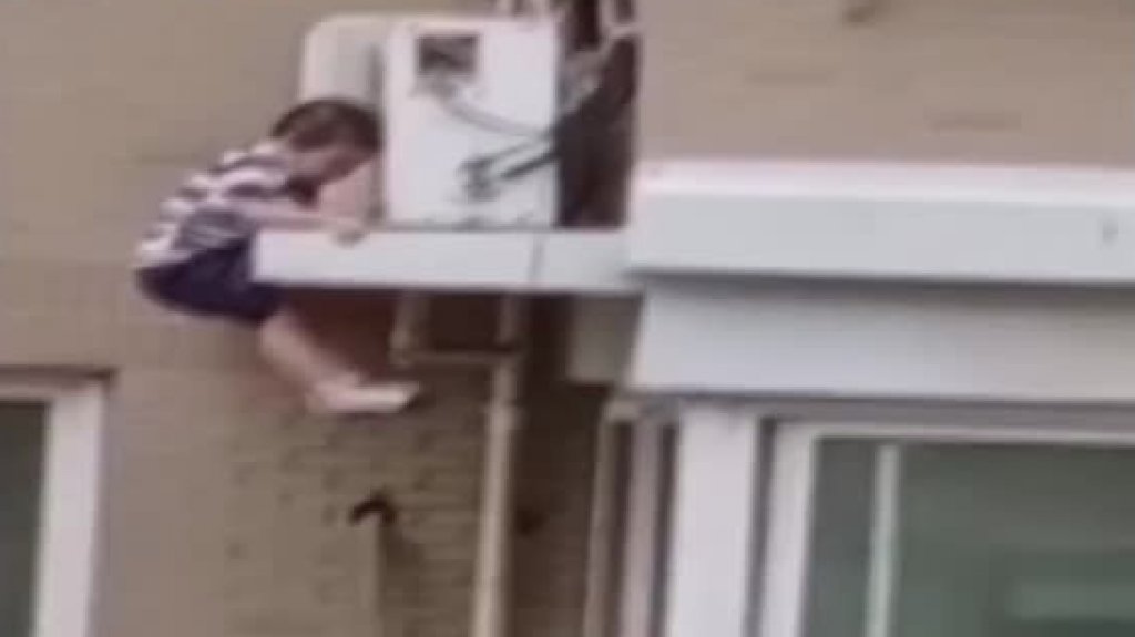  VIDEO: Un hombre atrapa al vuelo a un ni&ntilde;o que cae desde un quinto piso 