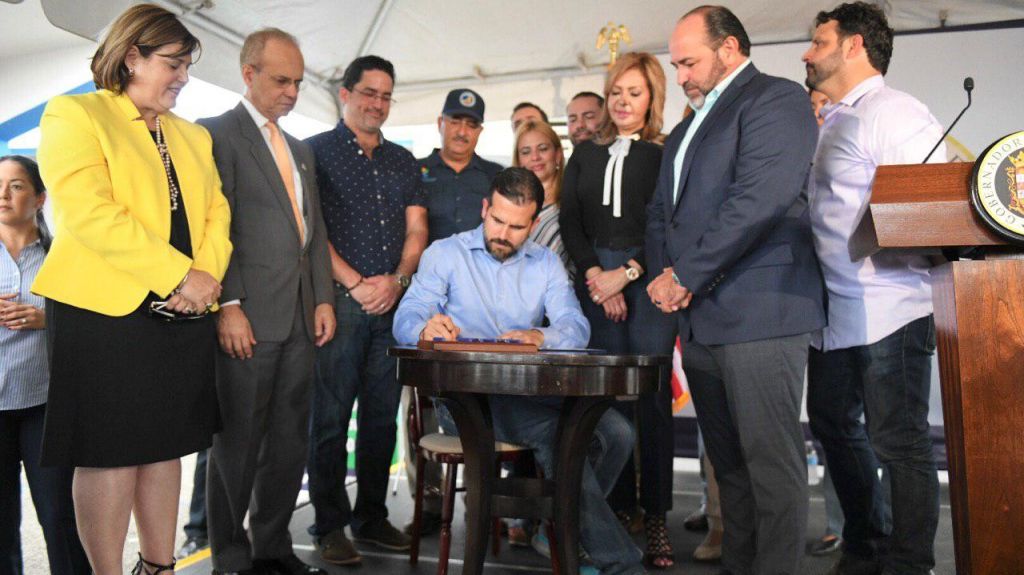  Gobernador firma orden ejecutiva para viabilizar la industria del c&aacute;&ntilde;amo en PuertoRico 