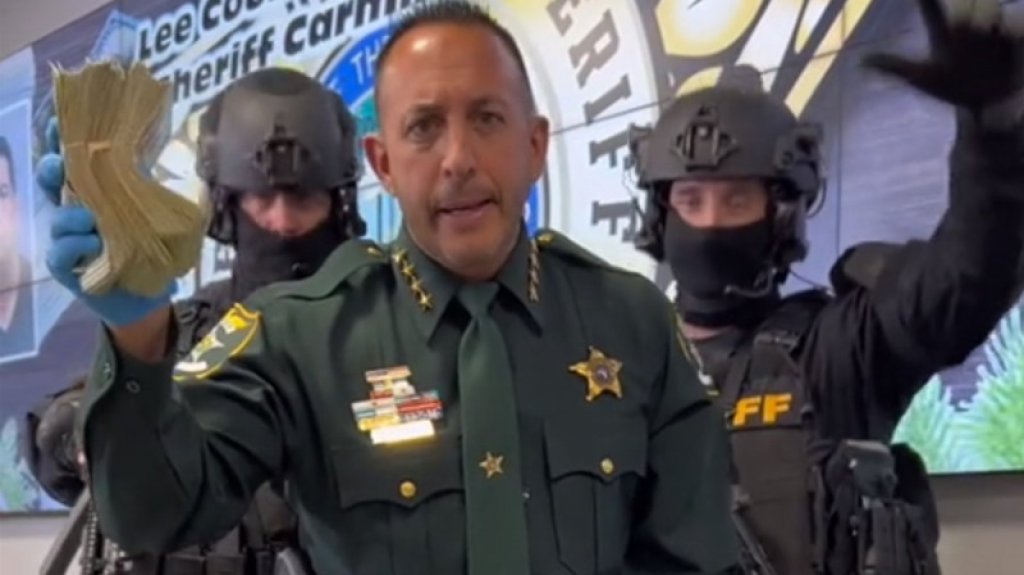  VIDEO:Policías en Florida celebran con Tiktok tras incautar dinero y drogas, se hacen virales 