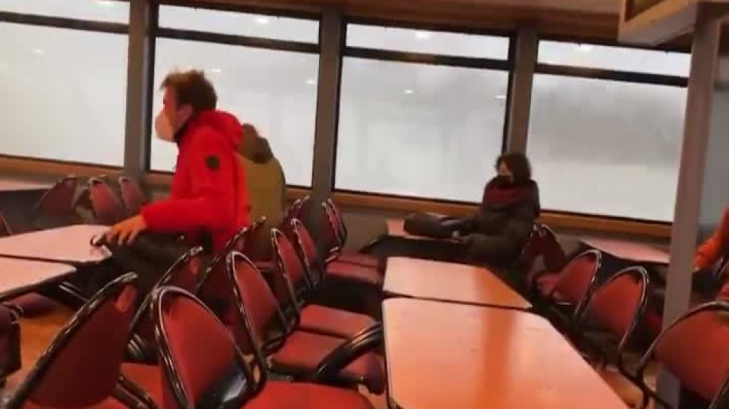  Video: Momento en que fuerte oleaje golpea Ferry con pasajeros en Alemania 