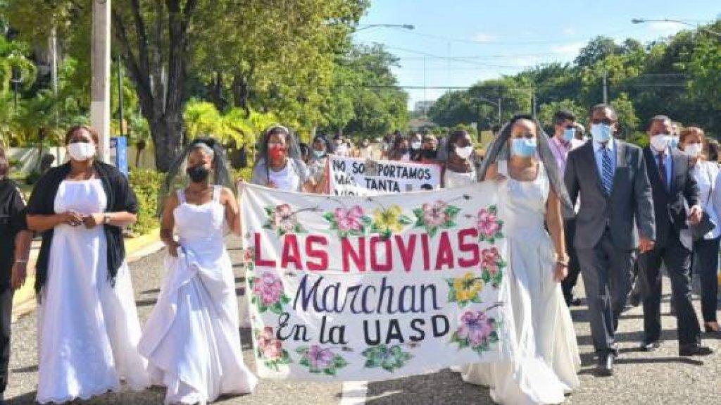  Mujeres vestidas de blanco marchan en demanda del cese de la violencia y la criminalidad 