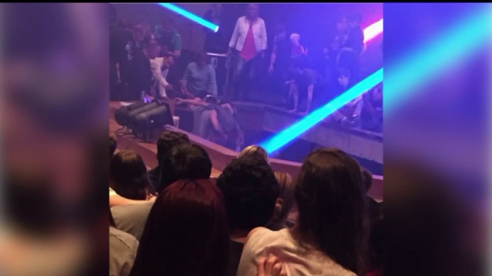 Video: Una tarima colapsa en pleno concierto causando lesiones a varias personas