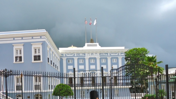 Recibe el gobernador RossellÃ³ Nevares a opositores en La Fortaleza