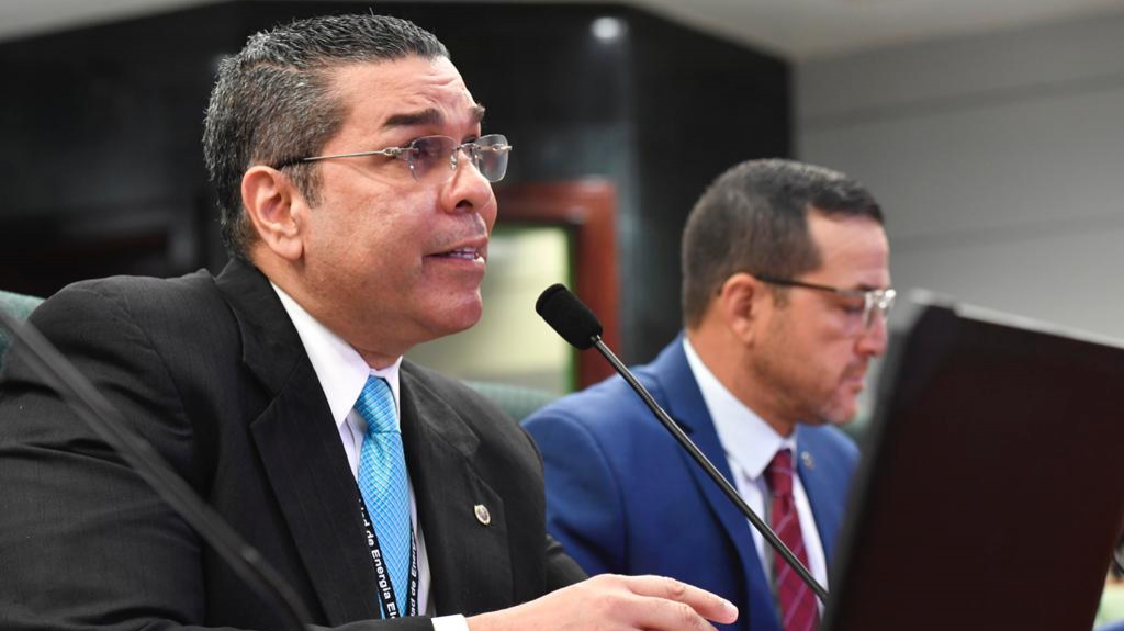  Director ejecutivo de la AEE reconoce que la única forma de pagar deuda de corporación pública será mediante facturas de energía de abonados 