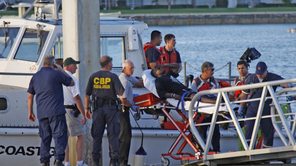  Dos muertos y 10 desaparecidos al volcarse una embarcaci&oacute;n con inmigrantes cubanos al sur de Florida 