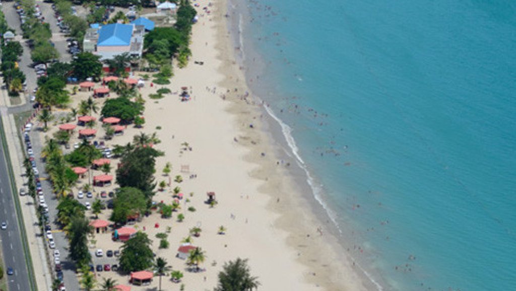  Roban pertenencias a turista mientras disfrutaba de la playa en Isla Verde 