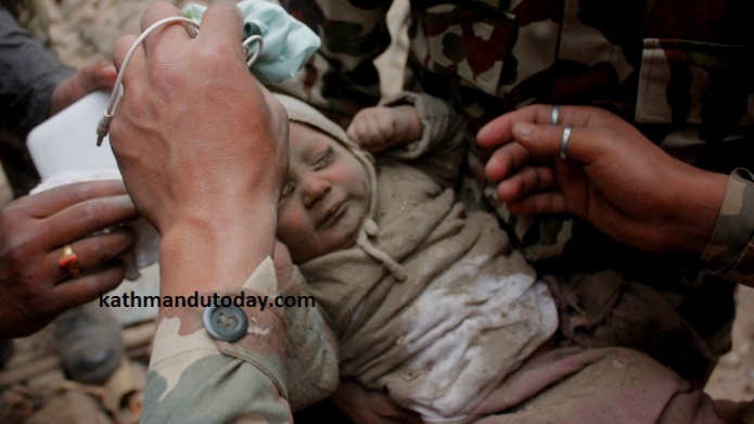 Un bebÃ© sobrevive 22 horas entre escombros tras el terremoto de Nepal