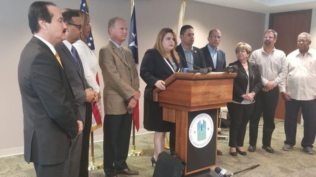  Comisionada residente y alcaldes buscan alternativas para ayudar a ocupantes de viviendas sin t&iacute;tulo de propiedad 