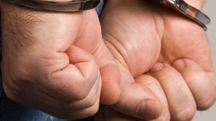 Arrestan hombre que robo un auto amenazando a una mujer con una jeringuilla