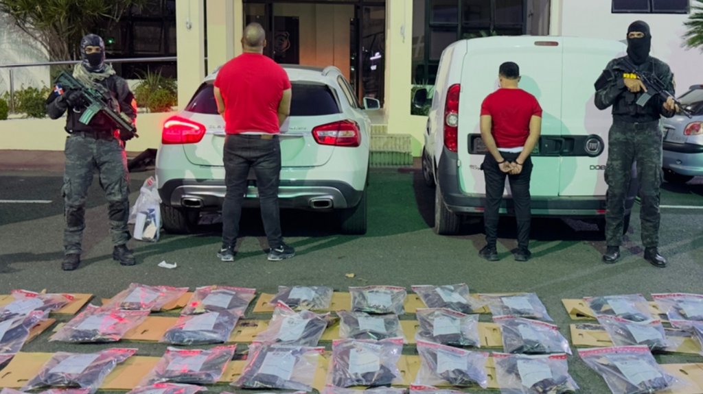  Capturan en RD a dos sujetos mientras transportaban 320 láminas de cocaína camufladas en cajas de cartón con doble fondo 