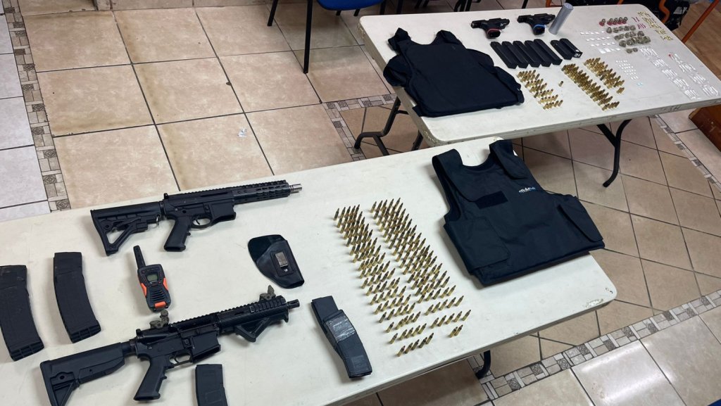  Fotos: Municipales de San Juan ocupan rifles, pistolas alteradas y drogas 