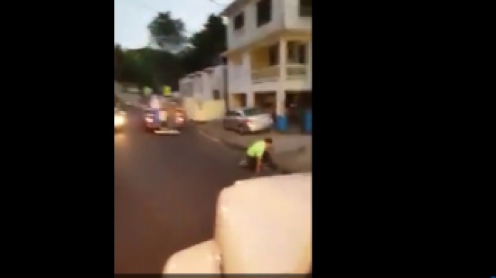 Video: Joven cae de un vehÃ­culo durante caravana de AnÃ­bal Vega Borges en Toa Baja 