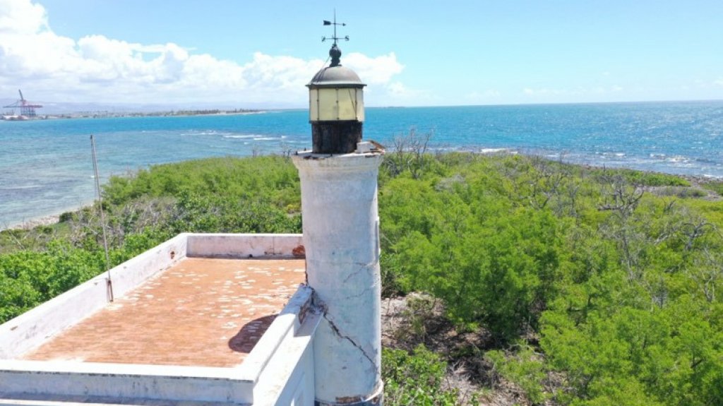  Fotos: Guardia Costera exhorta a la ciudadan&iacute;a a no ingresar al faro de Cayo Cardona por peligro de derrumbe 