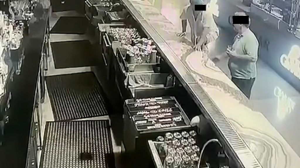  Publican video de &ldquo;Dos Borrachitos&rdquo; que roban una botella de ron en una barra de Paseo Caribe 