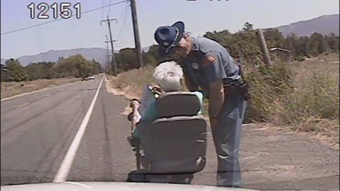 Anciana perdida en una silla motorizada es escoltada por policÃ­a para volver a casa