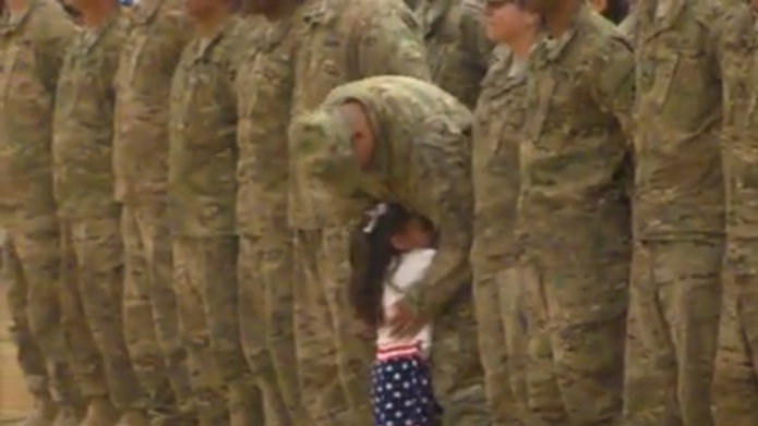 Video: NiÃ±a interrumpe ceremonia militar para abrazar a su papÃ¡, al que no veÃ­a hace meses