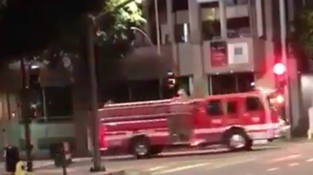  En video momento que explota un cami&oacute;n de bomberos en Brasil 
