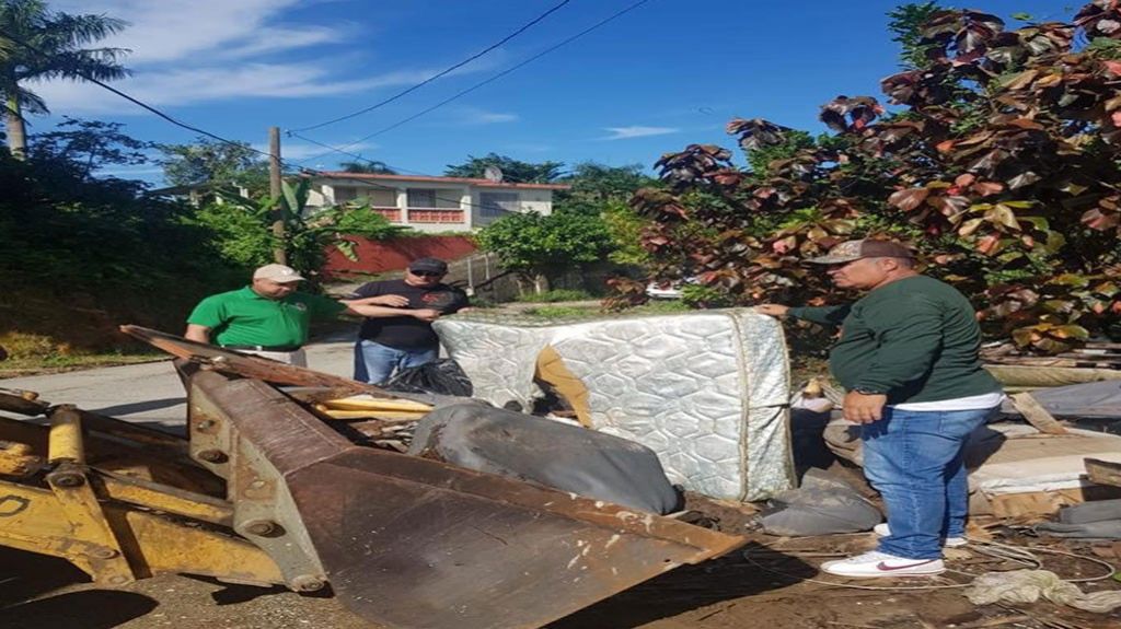  Limpian caminos en comunidad remota de Utuado 