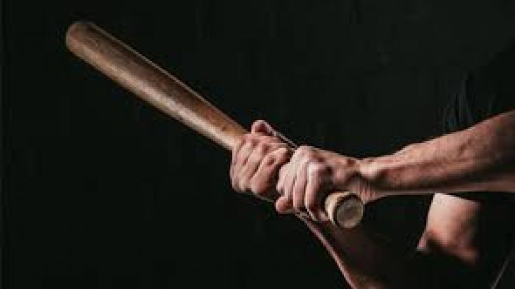  Le dan con un bate para robarle los cocos en Salinas 