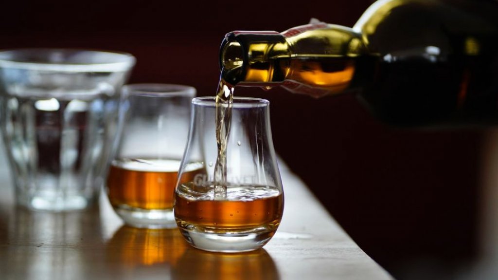  Compró 2,340 botellas de Buchanan’s por $18 dólares cada una, pero la tienda no las quería entregar 