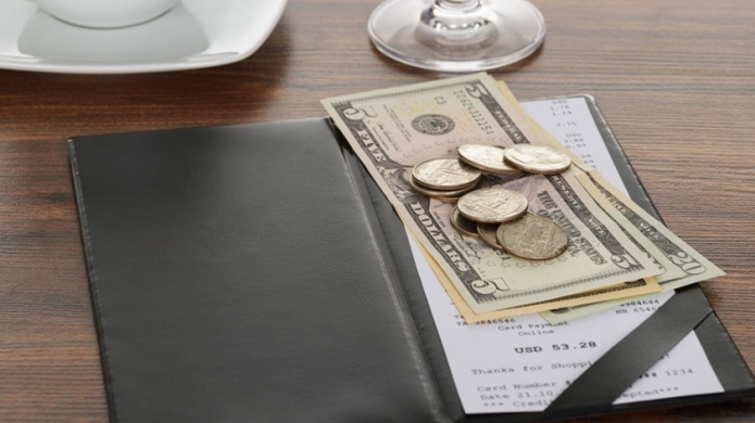 Buscan prohibir que se calcule las propinas  sumando el IVU