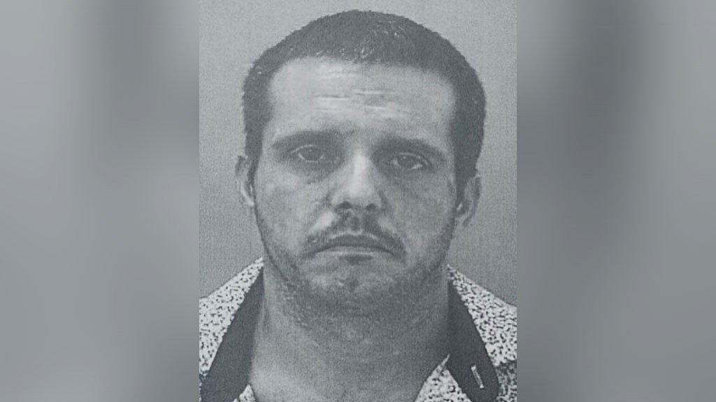  Libre bajo fianza, estafador enfrenta 14 cargos por $40,000 en cheques falsos en 14 sucursales del área metropolitana 