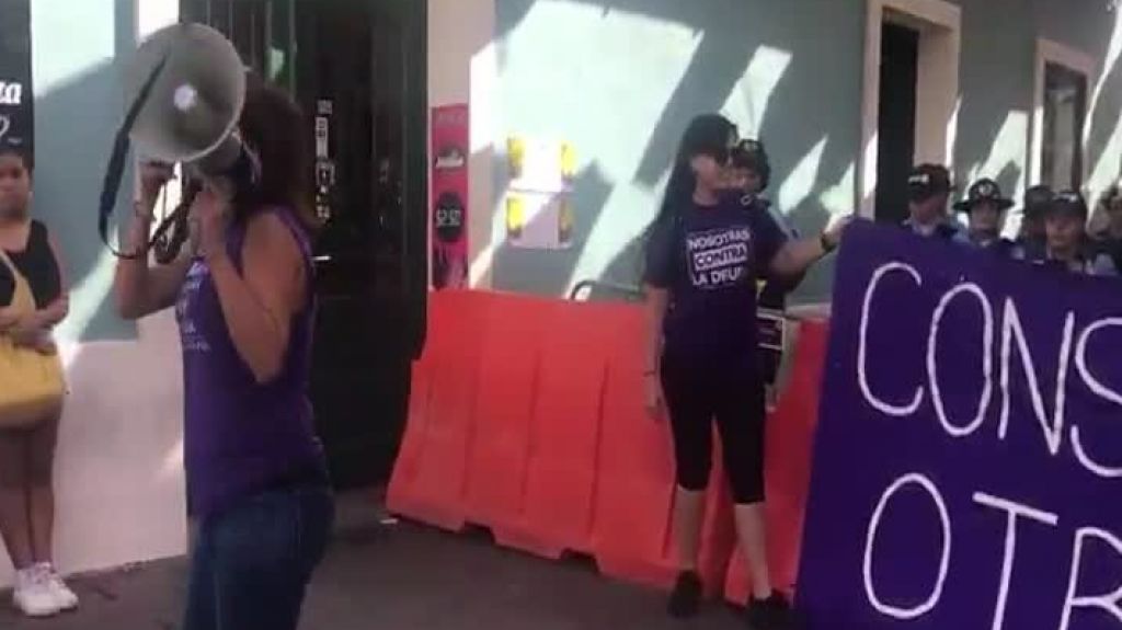  Video: Mujeres llegan hasta la Fortaleza a realizar reclamo al gobernador 