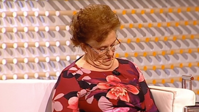 Video: Un presentador de televisiÃ³n gasta una insÃ³lita broma a una mujer que se durmiÃ³ en directo