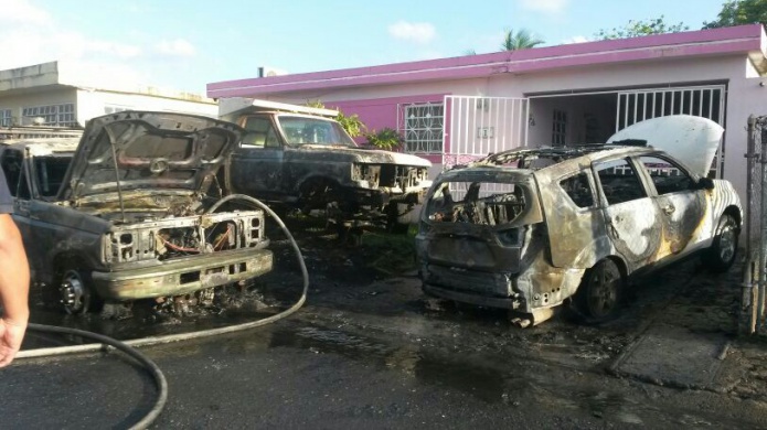 SE INCENDIAN CUATRO AUTOS ACCIDENTALMENTE MIENTRAS SE REPARABA UNO DE ESTOS EN CAROLINA