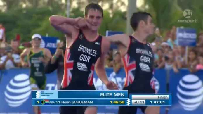Alistair Brownlee cede el segundo puesto para evitar que su hermanito colapse en el mundial de la gran final de triatlÃ³n en MÃ©xico.