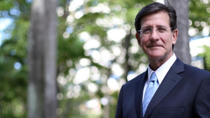 Provee Wi Fi gratis el Departamento de Estado en la Plaza de Armas y ofrece ayuda para solicitar asistencia por desastre