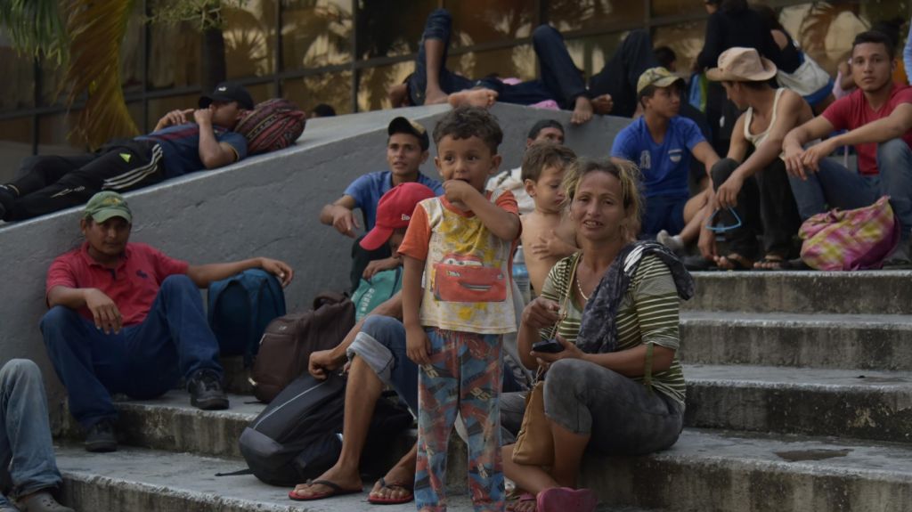  Trump critica a M&eacute;xico por ser "incapaz de detener" caravana de inmigrantes 