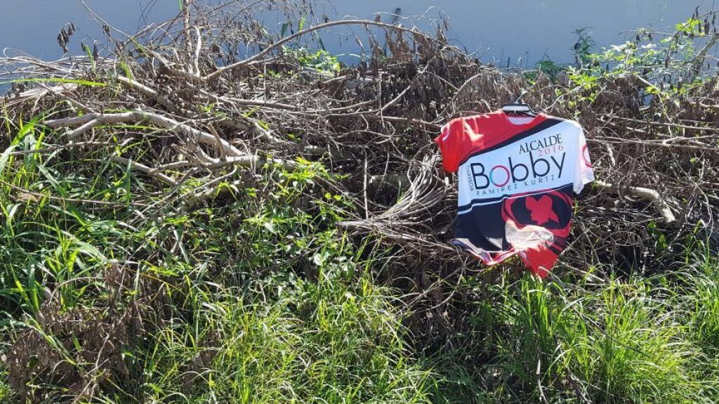 Visten a los escombros con camisa de campaÃ±a de Alcalde caborrojeÃ±o