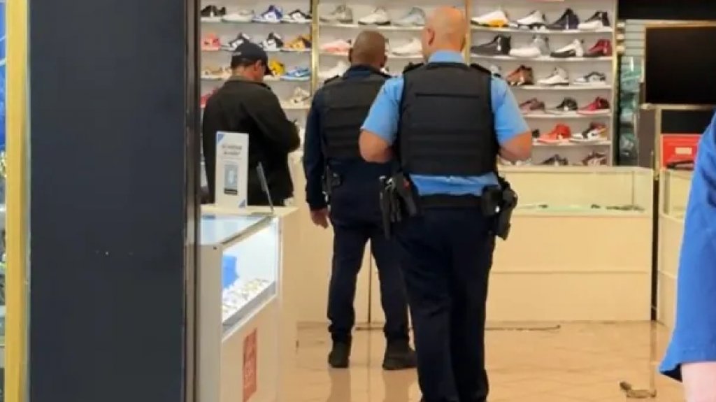  “Cacos” con armas largas asaltan joyería en centro comercial de Caguas 
