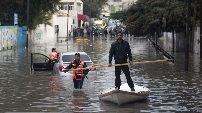 EvacuaciÃ³n masiva: Denuncian que Israel abriÃ³ represas inundando Gaza