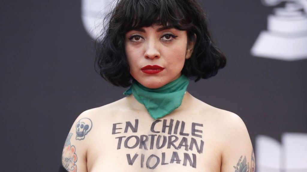  Foto: La cantante Mon Laferte muestra sus pechos en los Grammy Latinos para protestar contra la violencia en Chile 