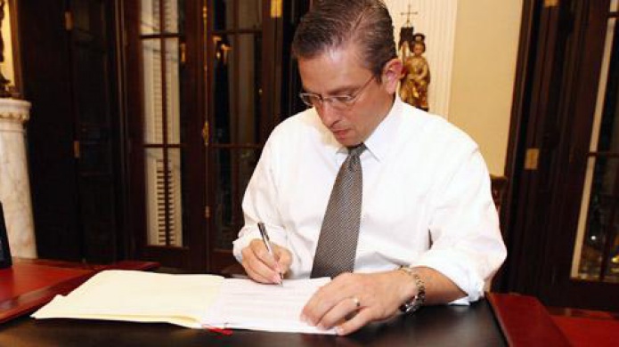 Gobernador firma ley de fondos legislativos para impacto comunitario