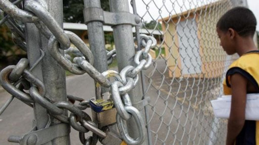  Padres se manifiestan en contra del cierre de escuela en Hatillo 