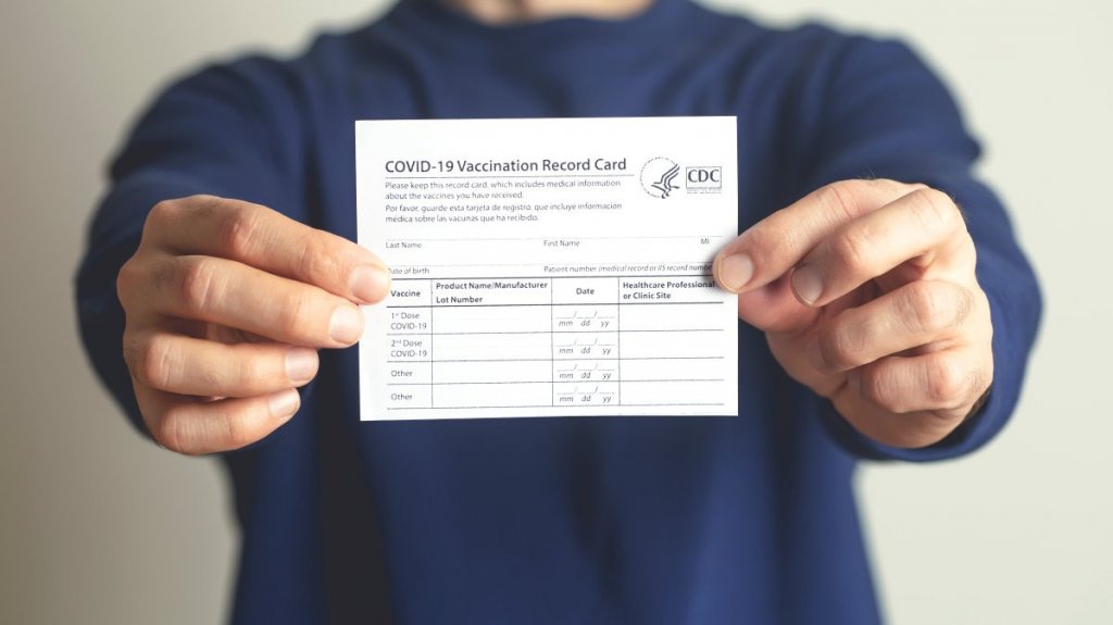  Salud investiga falsificación de tarjetas de vacunación 