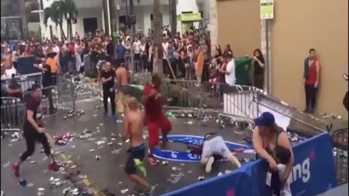 Video: Carnaval de la Calle Ocho en Miami termina en tremenda pelea campal