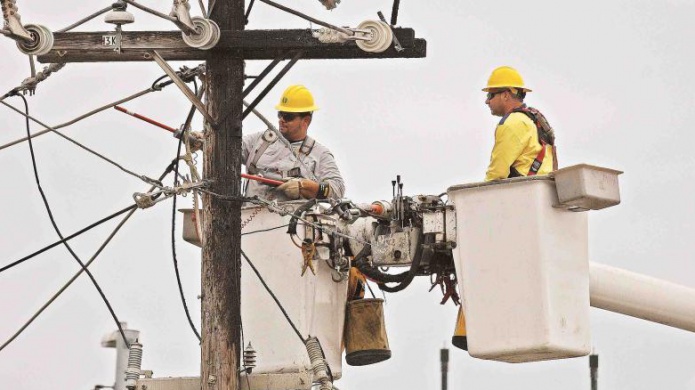 AEE ATIENDE AVERÃA QUE AFECTA RESIDENTES DE VARIOS SECTORES DE RIO GRANDE 
