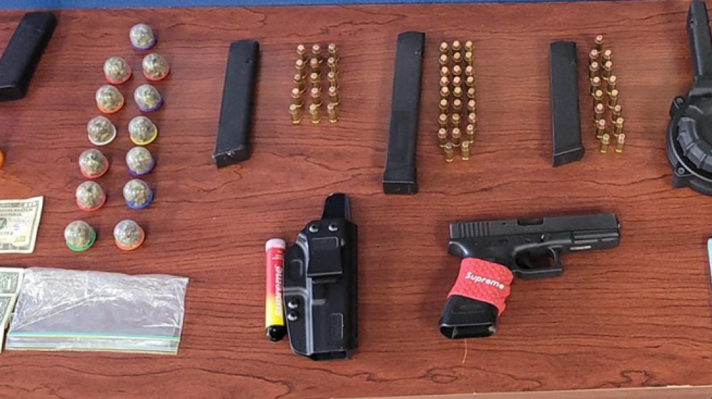  Dos arrestados con una pistola, municiones y drogas en Arroyo 