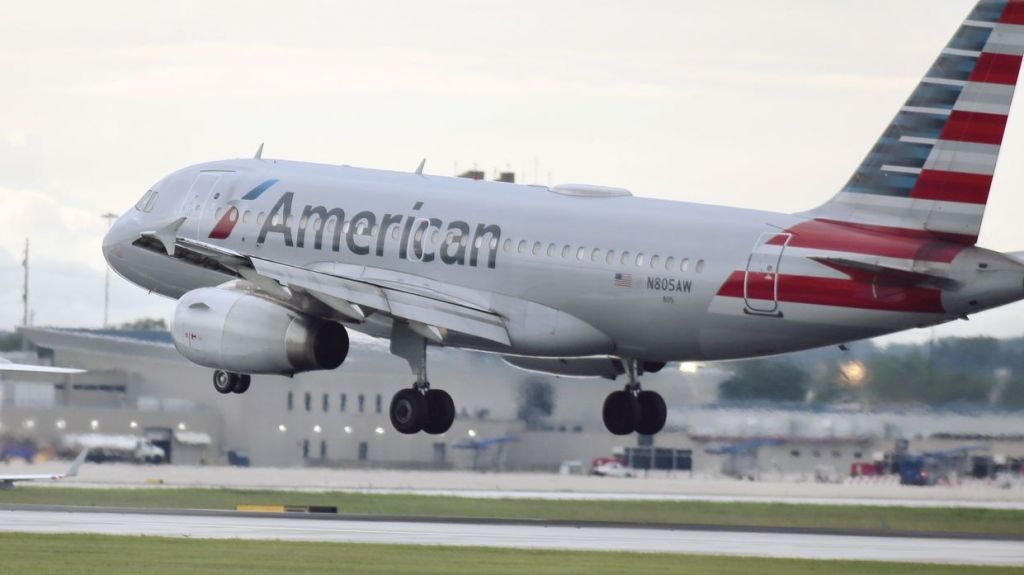  Avi&oacute;n debi&oacute; volver a aeropuerto de Florida por mujer que simul&oacute; estar enferma 